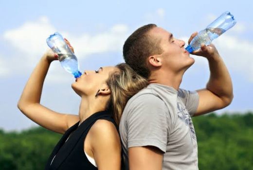 Jangan Minum Sambil Berdiri Kalau Tak Mau Gagal Ginjal - GenPI.co