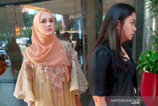 Mulan di DPR, Netizen: Ijazahnya Cuma SMA, Staf Ahlinya Kudu S2! - GenPI.co