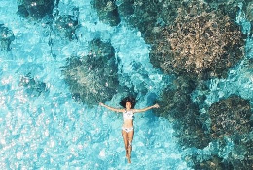 Santai Sejenak di Pantai Jikomalamo Ternate yang Sebening Kaca - GenPI.co