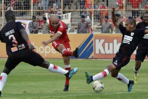 Persipura Tekuk Badak Lampung FC, Jacksen Kritik Kinerja Wasit - GenPI.co