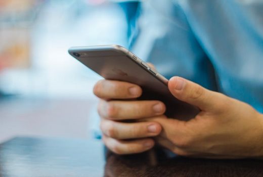 Seorang Pria Buta Akibat Sering Main Ponsel saat Gelap - GenPI.co