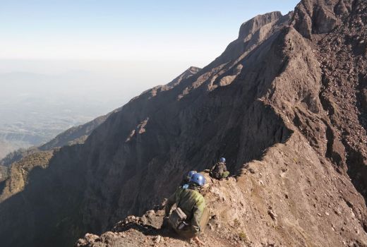 7 WNA Pendaki Selamat dari Kebakaran di Gunung Raung. - GenPI.co