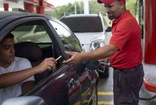 Ekonomi Rontok di Venezuela, Harga Bensin Hanya Sebatang Rokok - GenPI.co