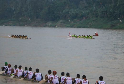 Inhu Gelar Pacu Lomba Sampan, 65 Peserta Ambil Bagian - GenPI.co