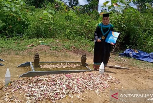 Kisah Sedih Serlika Agni, Usai Wisuda Langsung ke Makam Ayahnya - GenPI.co