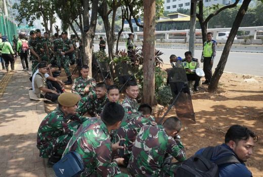 Begini Curhatan Anggota TNI yang Sudah Seminggu Jaga Gedung DPR - GenPI.co