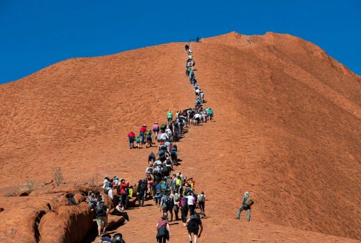 Tempat Suci Aborigin, Australia Tutup Tempat Wisata Uluru - GenPI.co