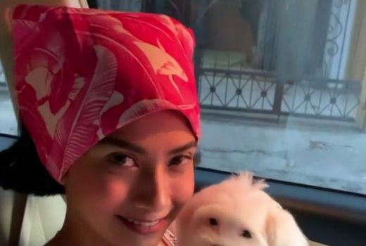 Vanessa Angel Peluk Anjing Pakai Tanktop, Netizen Salah Fokus - GenPI.co
