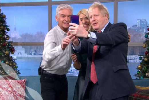 PM Inggris Borris Johson Pakai Ponsel Huawei untuk Selfie  - GenPI.co