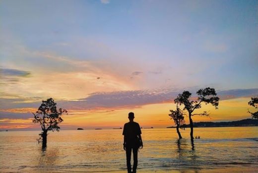 Senja yang Syahdu di Pantai Nirwana, Sumbar - GenPI.co