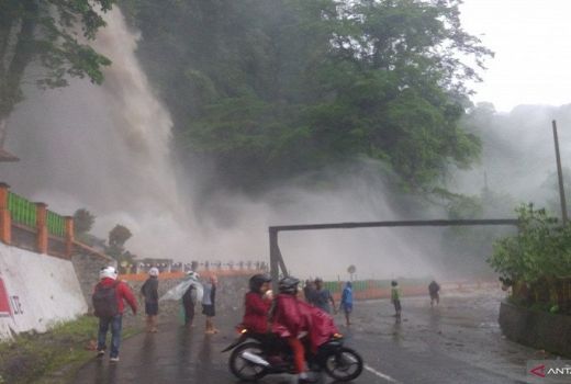 Air Terjun Lembah Anai Meluber ke Jalan - GenPI.co