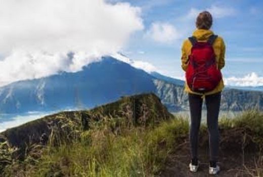 Selain Obat-obatan, 5 Barang Ini Wajib Dibawa saat Mendaki Gunung - GenPI.co
