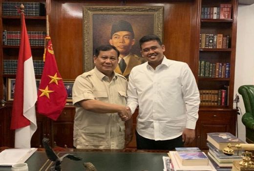 Gagahnya Prabowo Berjabat Tangan dengan Menantu Presiden Jokowi  - GenPI.co