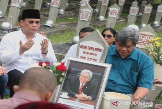 Megawati dan Puan Tidak Ikut Ziarah ke Makam Taufiq Kiemas - GenPI.co