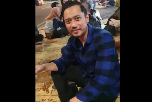Merakyat Banget, AHY Santai Makan di Angkringan - GenPI.co
