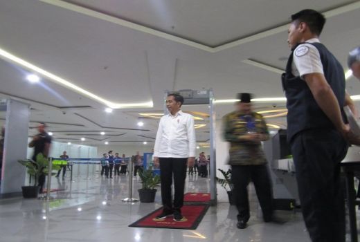 Jokowi Diperiksa Pakai Detektor Logam di Bandara Syamsudin Noor - GenPI.co