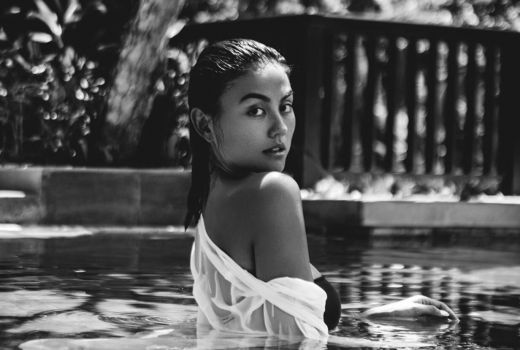Berendam di Kolam, Dada Agnez Mo Bikin Kaum Adam Mimisan - GenPI.co