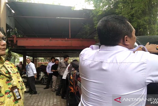 Petugas Pajak dan KPK Razia Mobil Mewah   - GenPI.co