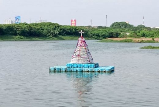 Ada Pohon Natal di Tengah Waduk Ria Rio - GenPI.co