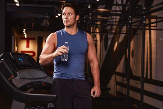 Foto Pegang Botol Plastik, Chris Pratt Didamprat Aquaman - GenPI.co