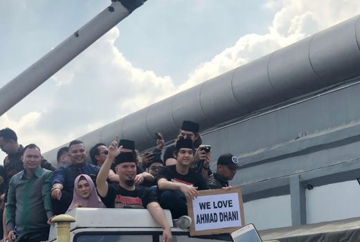 Bebas Dari Bui, Ahmad Dhani Diantar Pulang dengan Iring-iringan - GenPI.co