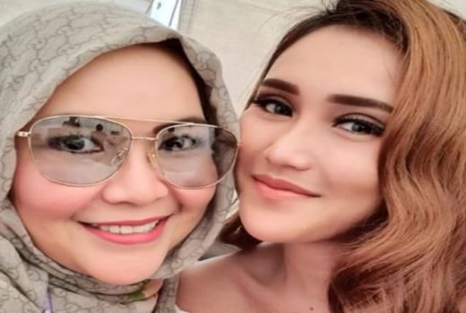 Hari Ibu: Seleb Ini Unggah Foto Bareng Bunda - GenPI.co