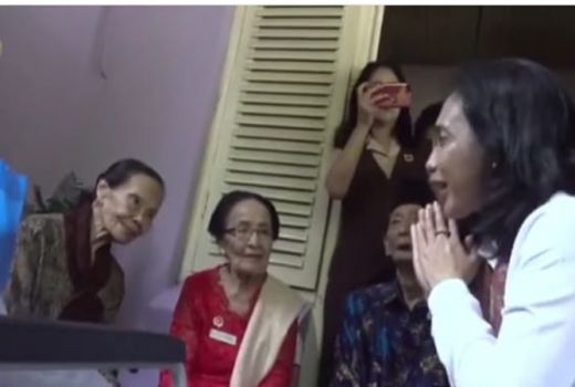 Menteri Bintang Puspayoga Beri Bantuan Buat Perempuan Pejuang 45 - GenPI.co