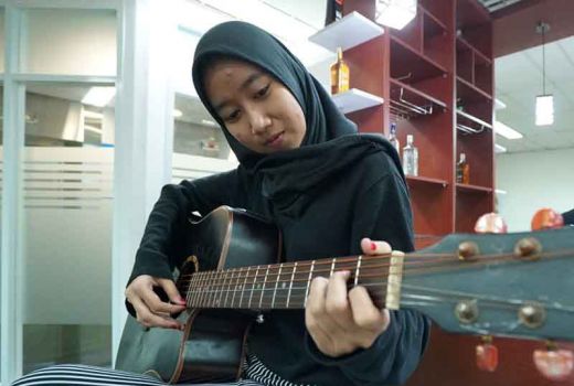 Yuk, Mainkan Chord Gitar Sugeng Dalu Karya Denny Caknan - GenPI.co
