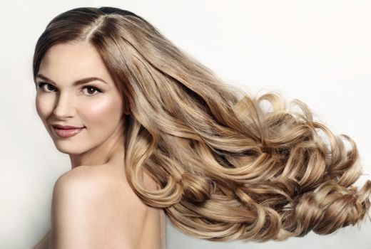 Punya Rambut Bergelombang? Kamu Sosok Wanita Setia Sampai Mati - GenPI.co