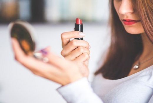3 Tips Ampuh Supaya Lipstik Tak Mudah Luntur  - GenPI.co