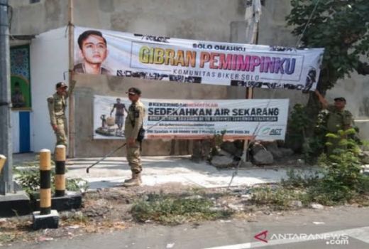 Satpol PP Copot Spanduk Gibran yang Bikin Kumuh Kota Solo - GenPI.co