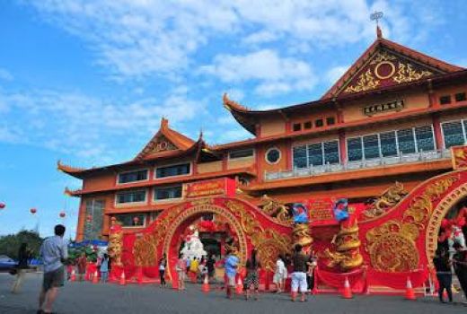 Traveling ke Medan? Mampir ke Maha Vihara Adhi Maitreya Yuk! - GenPI.co