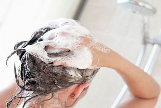 4 Efek Negatif Sering Keramas, Termasuk Rambut Rontok  - GenPI.co