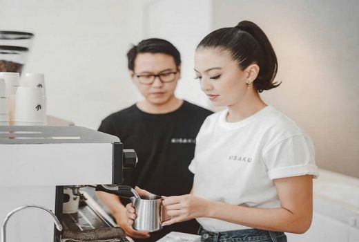 Deretan Kedai Kopi Selebritas yang Paling Hit 2019 - GenPI.co