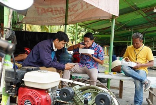Berharta Triliunan, Sandiaga Uno Cuek Makan di Tambal Ban - GenPI.co