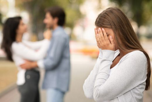 Ladies, Ketahui 3 Tanda Mantan Pacar Masih Mencintaimu - GenPI.co