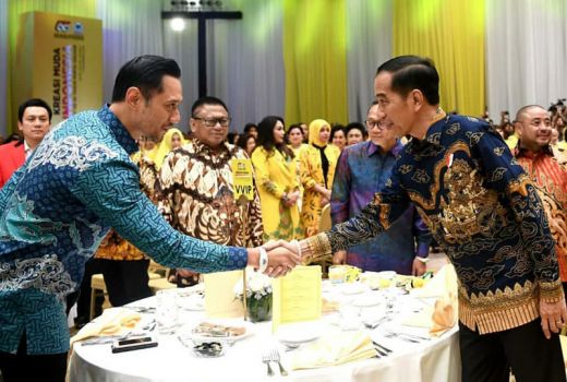 AHY Salaman dengan Jokowi, Tatapannya Tajam, Senyumnya Irit - GenPI.co