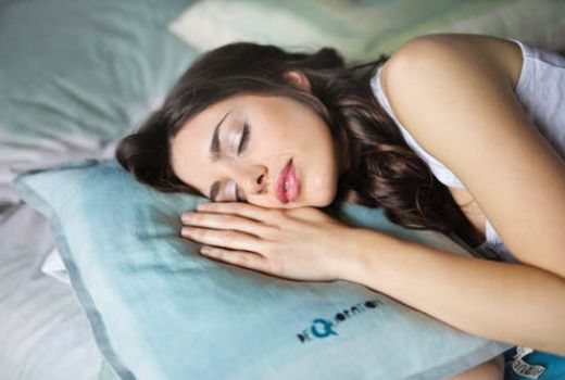 Riset: Tidur dengan Lampu Menyala Bikin Berat Badan Naik - GenPI.co