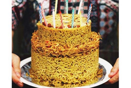 Jadi Kado Spesial Buat Kekasih, Yuk Buat Kue Ultah dari Mi Goreng - GenPI.co