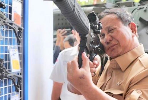 Prabowo Subianto Angkat Senjata, Gagah dan Macho Banget - GenPI.co