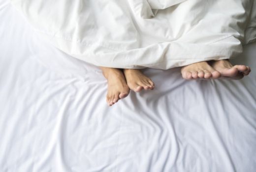 4 Cara Agar Suami Kuat Begituan Sama Istri di Ranjang - GenPI.co