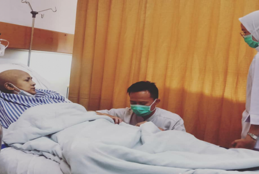 Ria Irawan Kritis di RSCM, Berikut 6 Terapi Penderita Kanker - GenPI.co