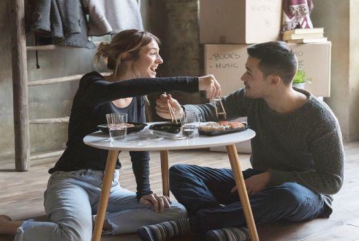 Punya Pasangan yang Introvert? Begini Menanganinya - GenPI.co