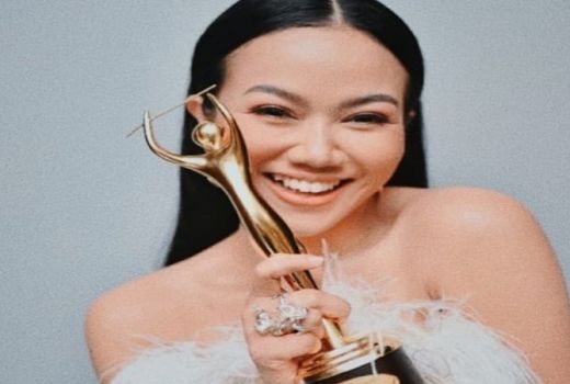 Yura Yunita Superbahagia Raih Piala AMI Awards 2019, Ini Buktinya - GenPI.co