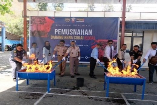 Bea Cukai Gorontalo Musnahkan Ribuan Batang Rokok Ilegal - GenPI.co