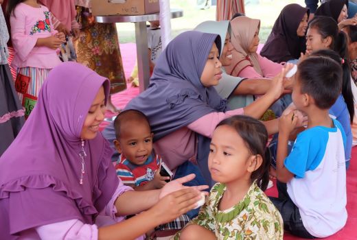 Manfaat Sentuhan Ibu Bagi Anak Sebagai Terapi Korban Gempa Lombok - GenPI.co