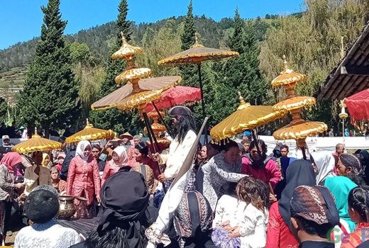 Mengenal Makna Jamasan Anak Rambut Gembel Dieng Culture Festival - GenPI.co