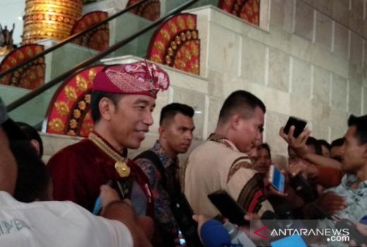 Ini Alasan Jokowi Bela-Belain Pakai Baju Adat Bali di Kongres - GenPI.co