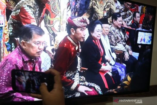 Jokowi Puji Megawati: Ibu Mega Sukses Pimpin PDI Perjuangan - GenPI.co