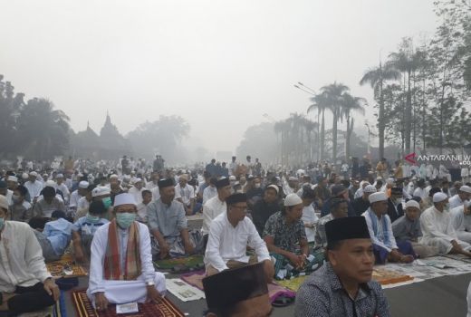 Kabut Asap Melanda, Muslim Pontianak Salat Idul Adha Pakai Masker - GenPI.co